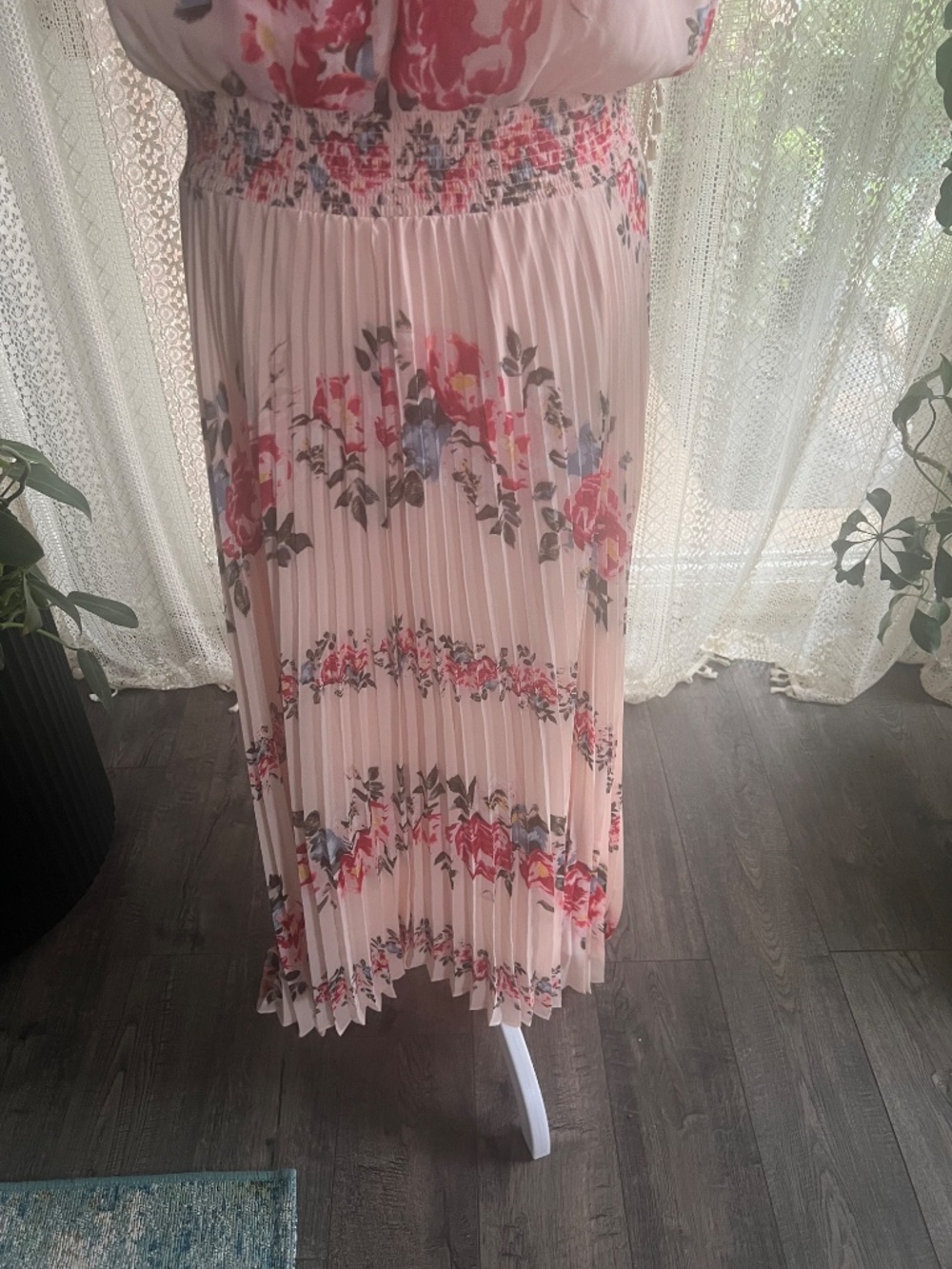 White House Black Market Pink Floral Pleated V-Neck Midi Dress - Picture 11 of 12